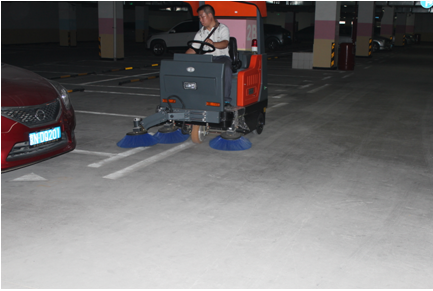 萬盛隆技術(shù)人員在停車場(chǎng)現(xiàn)場(chǎng)演示