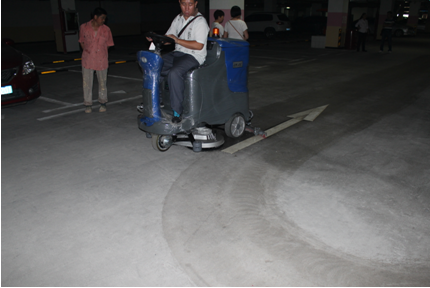 萬盛隆技術(shù)人員在停車場(chǎng)現(xiàn)場(chǎng)培訓(xùn)