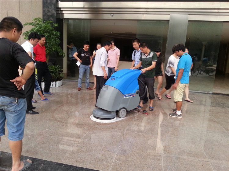 大理石地面清潔用洗地機(jī)效果會(huì)更好
